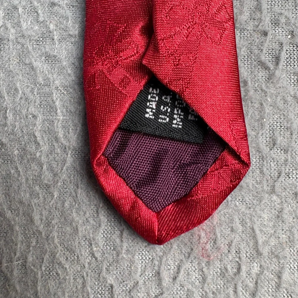 Hallmark Yule Tie Greetings Mens Red Christmas Santa Reindeer Hot Tub Necktie